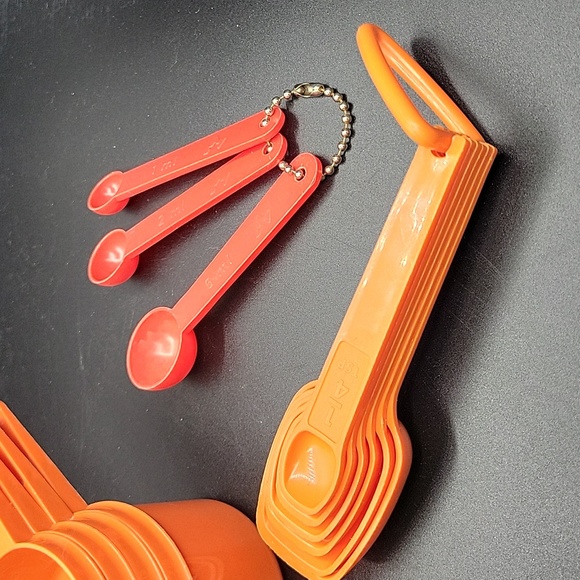 Vintage Set of 4 Orange Tupperware Measuring Cups Scoops 1/4 1/3 1/2 3/4 Cup - Picture 2 of 11
